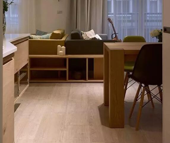 沙发周围的小矮柜不仅增加了室内的收纳空间,而且也方便移动,可以